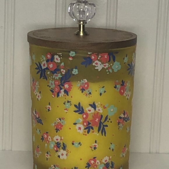 Pioneer Woman Frosted Glass Candle Wild Jasmine & Daisy 2Wick 15oz Floral Yellow - Picture 1 of 10